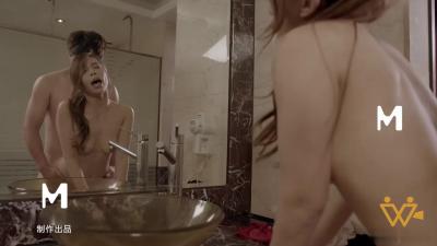 人妻偷情夜 透明玻璃墙前被上司压到全身汗渍泛滥