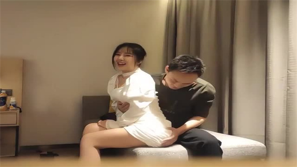 步宾探花甜美白裙女神自拍娇喘，紧致嫩穴抽插淫水四溅